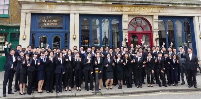 イギリスのパブで入社式